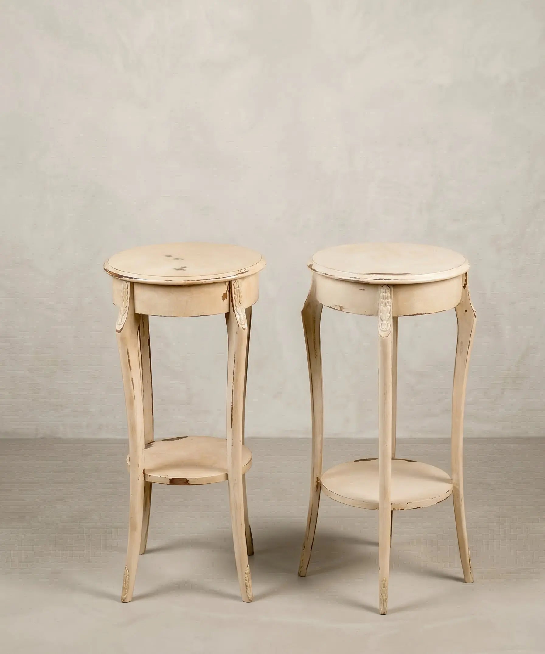 Pedestal peana estilo francés en decapé beige