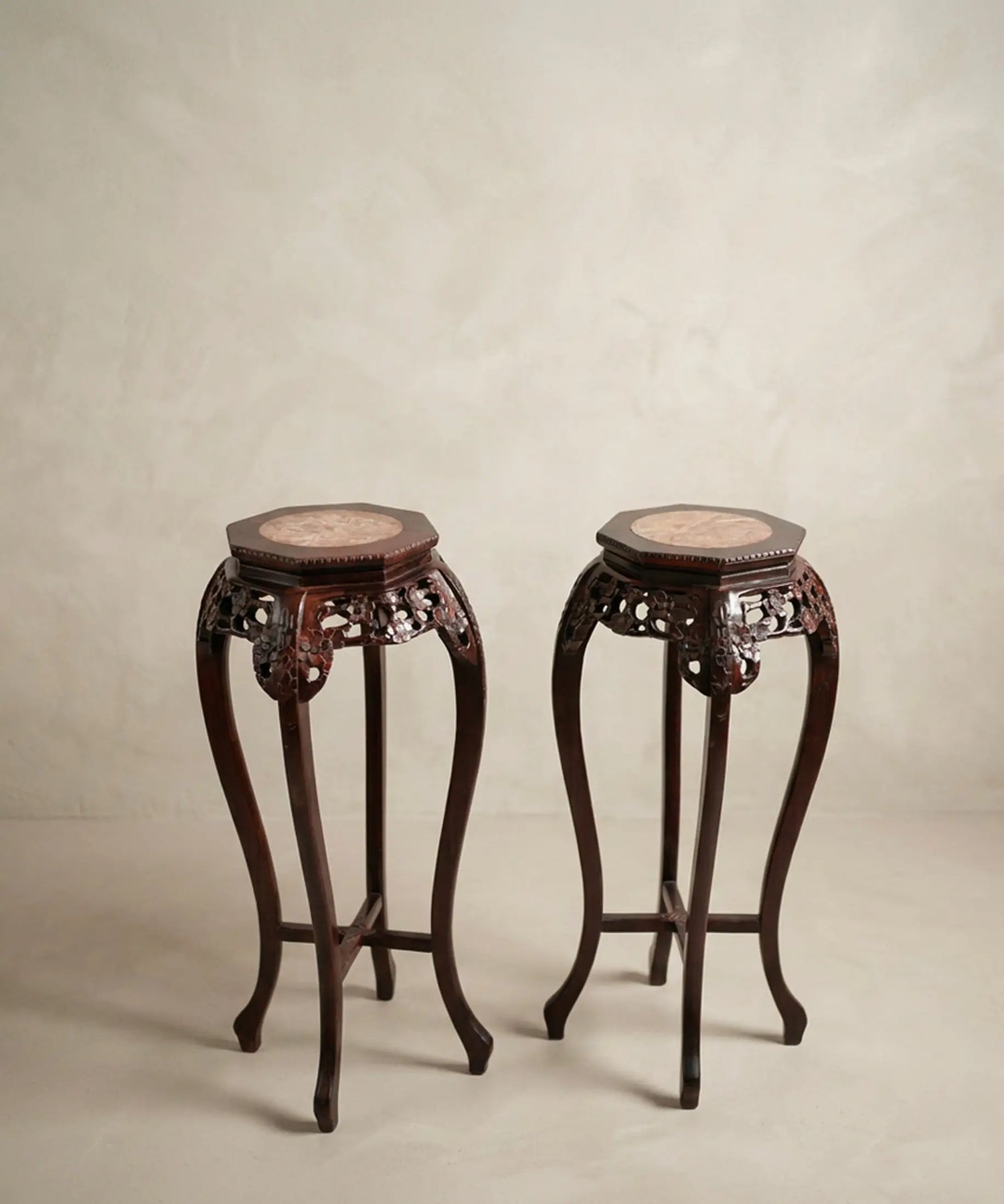Pedestal Chino de Madera Tallada con Mármol Rosa | Vintage