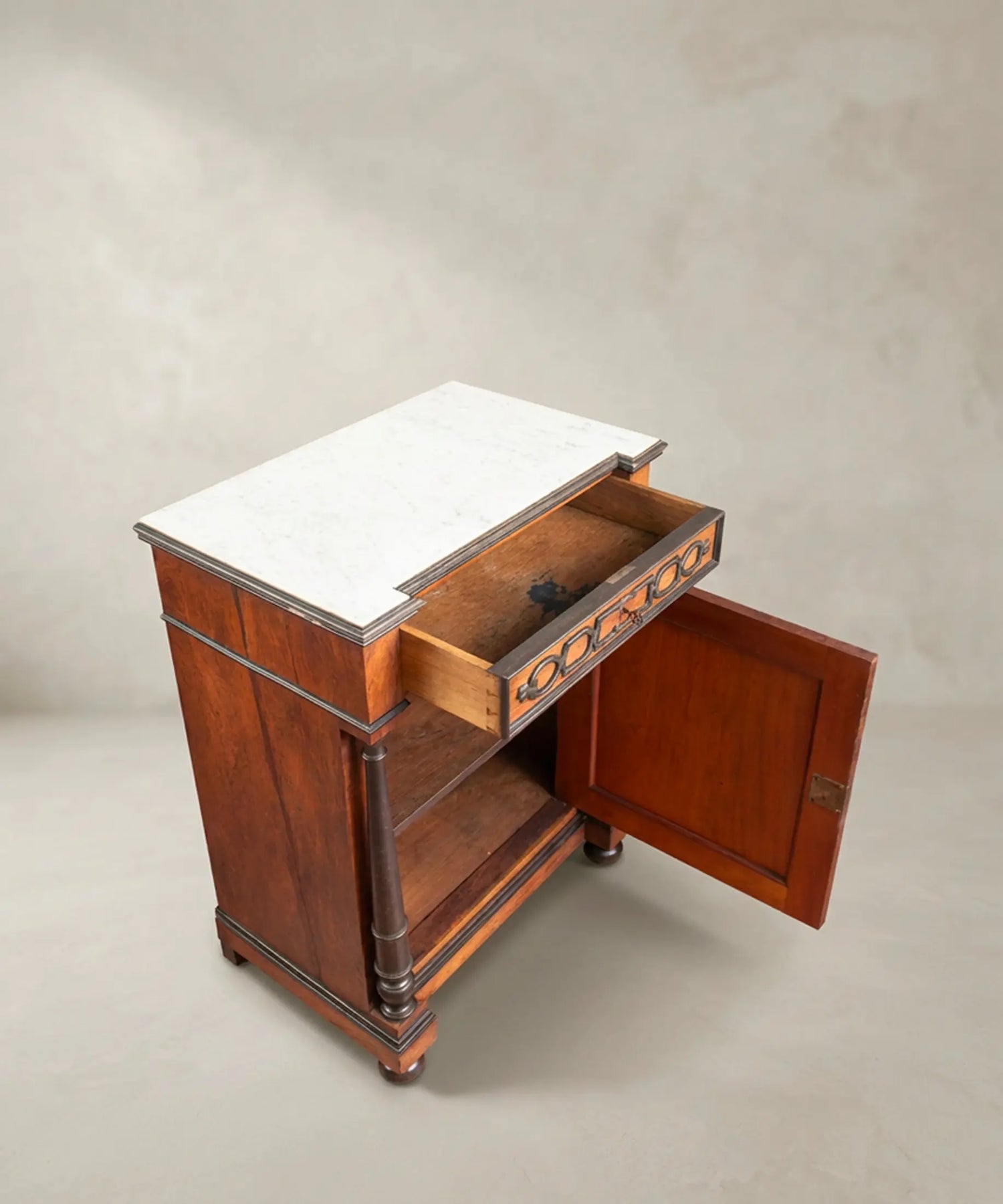Aparador de un Cuerpo en Nogal con Tapa de Mármol | Estilo Napoleón III, S. XIX