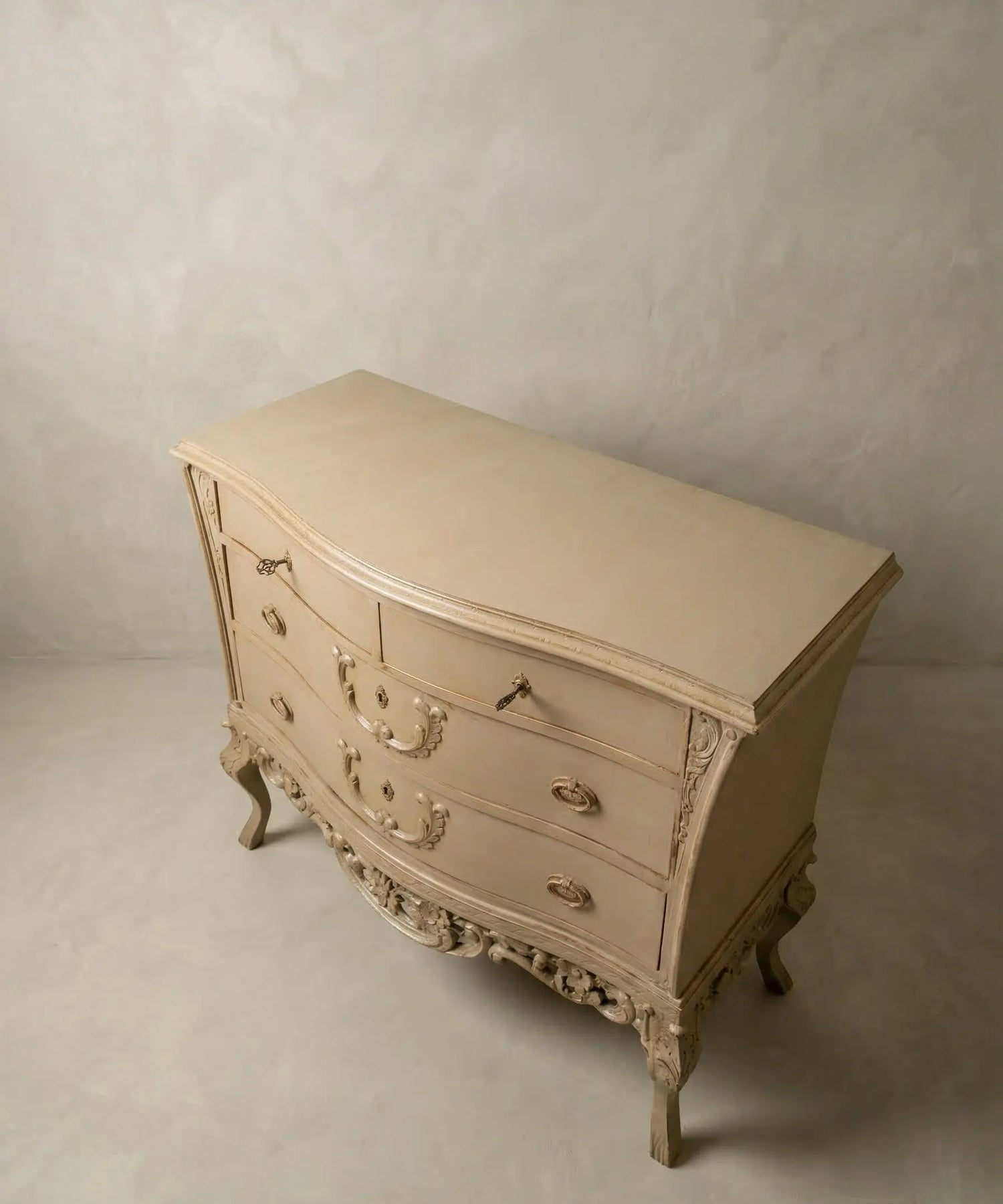 Cómoda Bombé de tres cajones estilo Luis XV