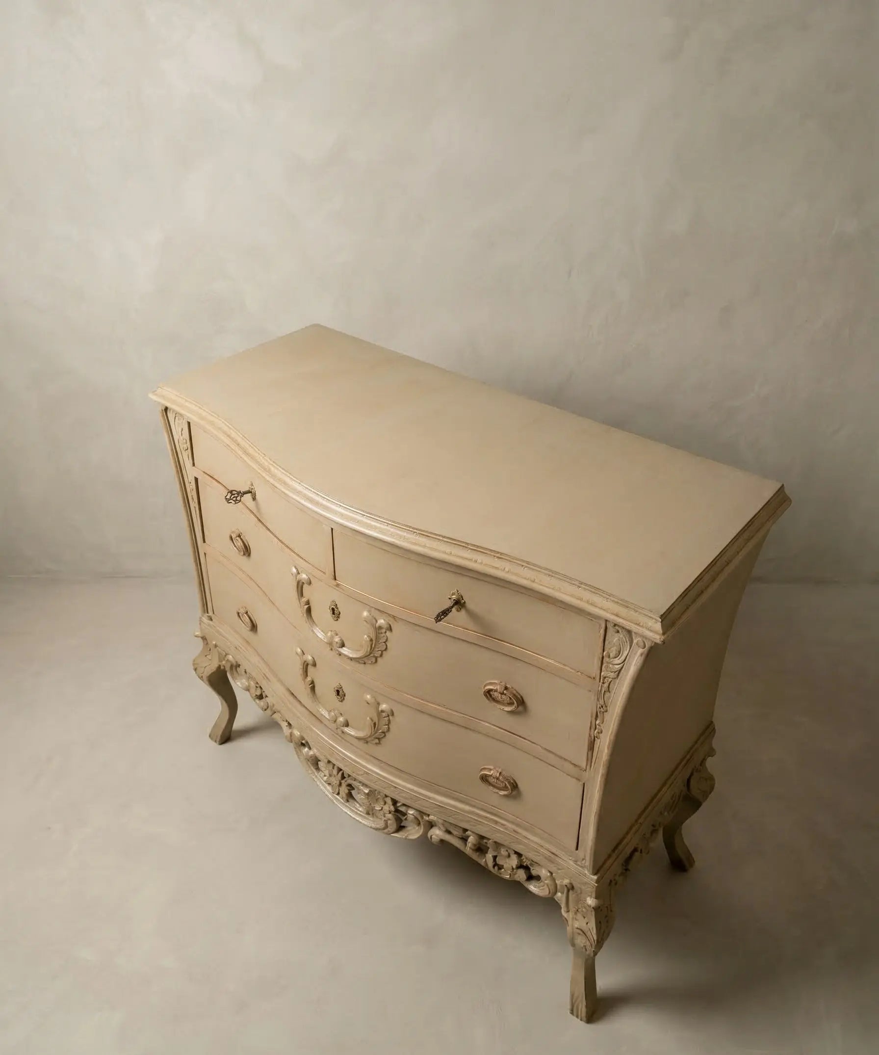 Cómoda Bombé de tres cajones estilo Luis XV