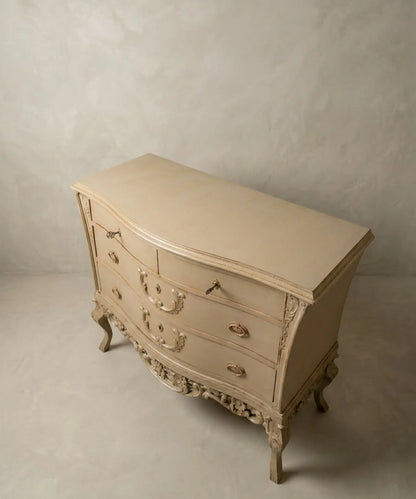 Cómoda Bombé de tres cajones estilo Luis XV