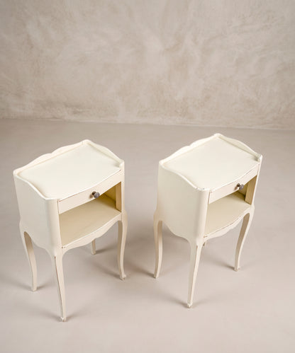 Pareja de Mesitas de Noche Vintage en Blanco Decapado | Estilo Luis XV.