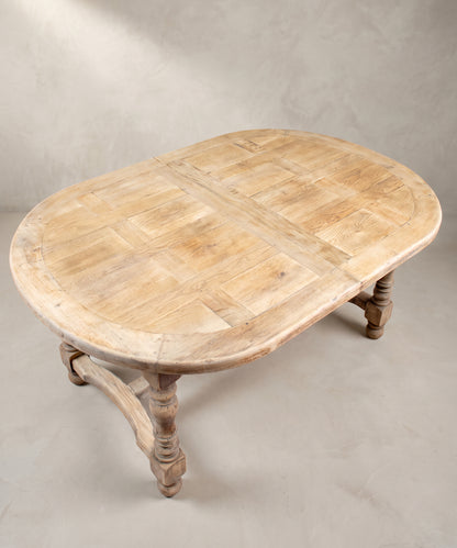 Vista superior tablero de parquet de tacos de roble lavado con cenefa, mesa de comedor ovalada — Antique Arte y Decoración