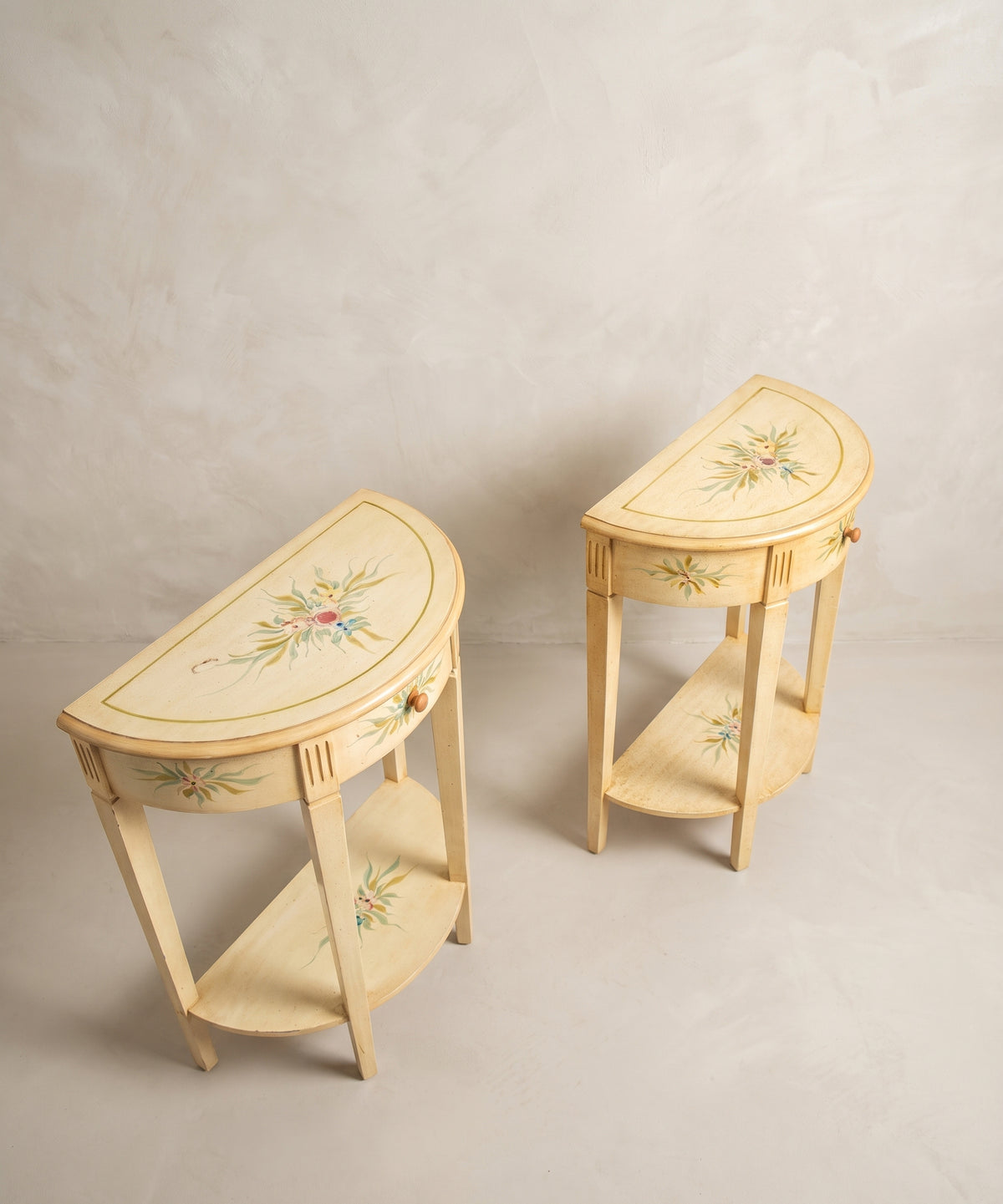 Vista superior pareja de consolas pintadas, tapa con filete verde oliva y ramo floral — Antique Arte y Decoración