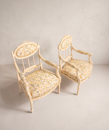 Vista superior pareja de sillones con asiento tapizado en tejido de flores amarillas — Antique Arte y Decoración