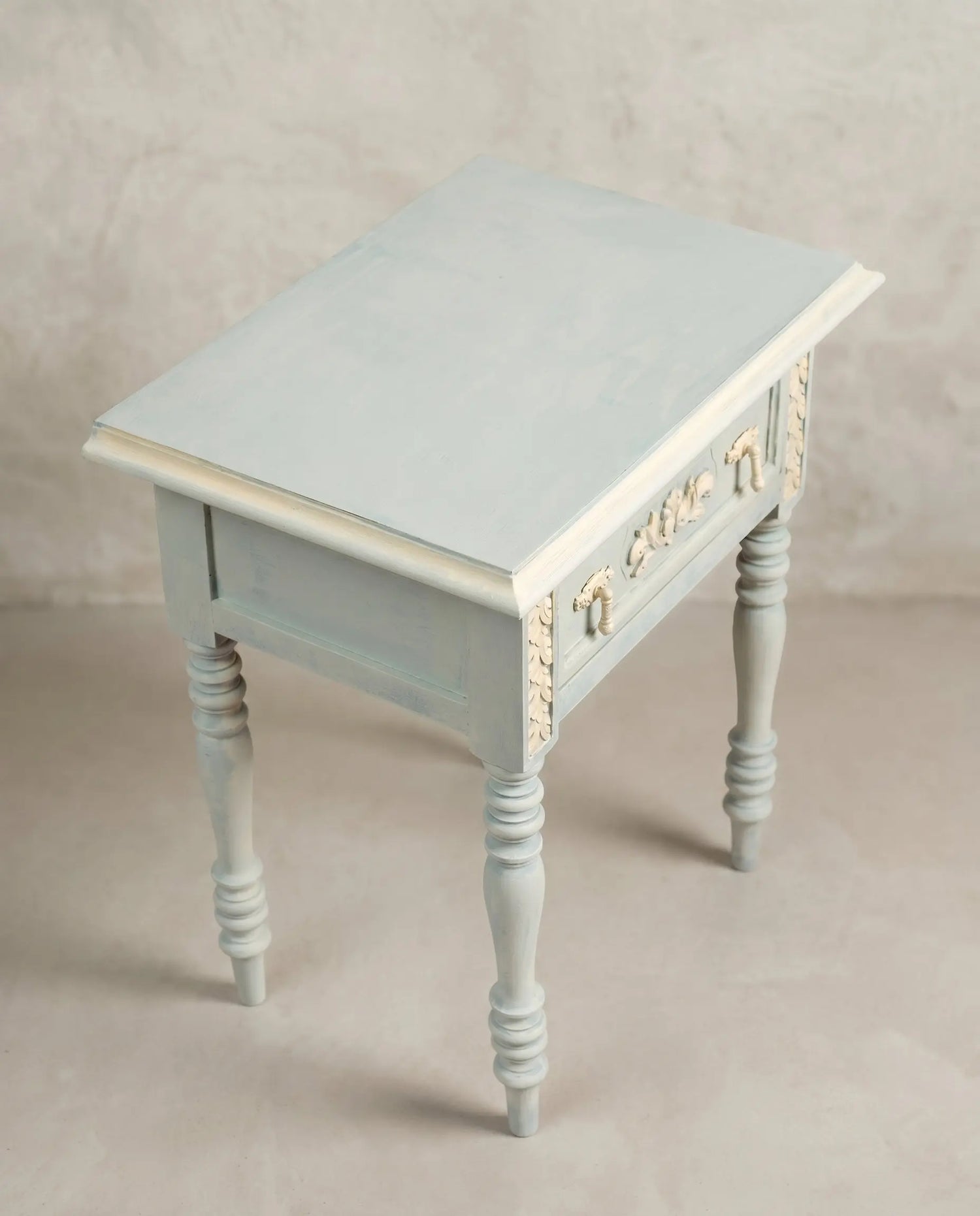 Detalle mesita noche azul celadón vista cenital tablero canto crema talla acanto lateral — Antique Arte y Decoración