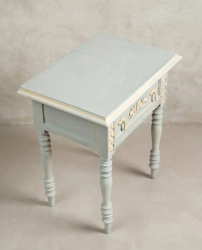 Detalle mesita noche azul celadón vista cenital tablero canto crema talla acanto lateral — Antique Arte y Decoración