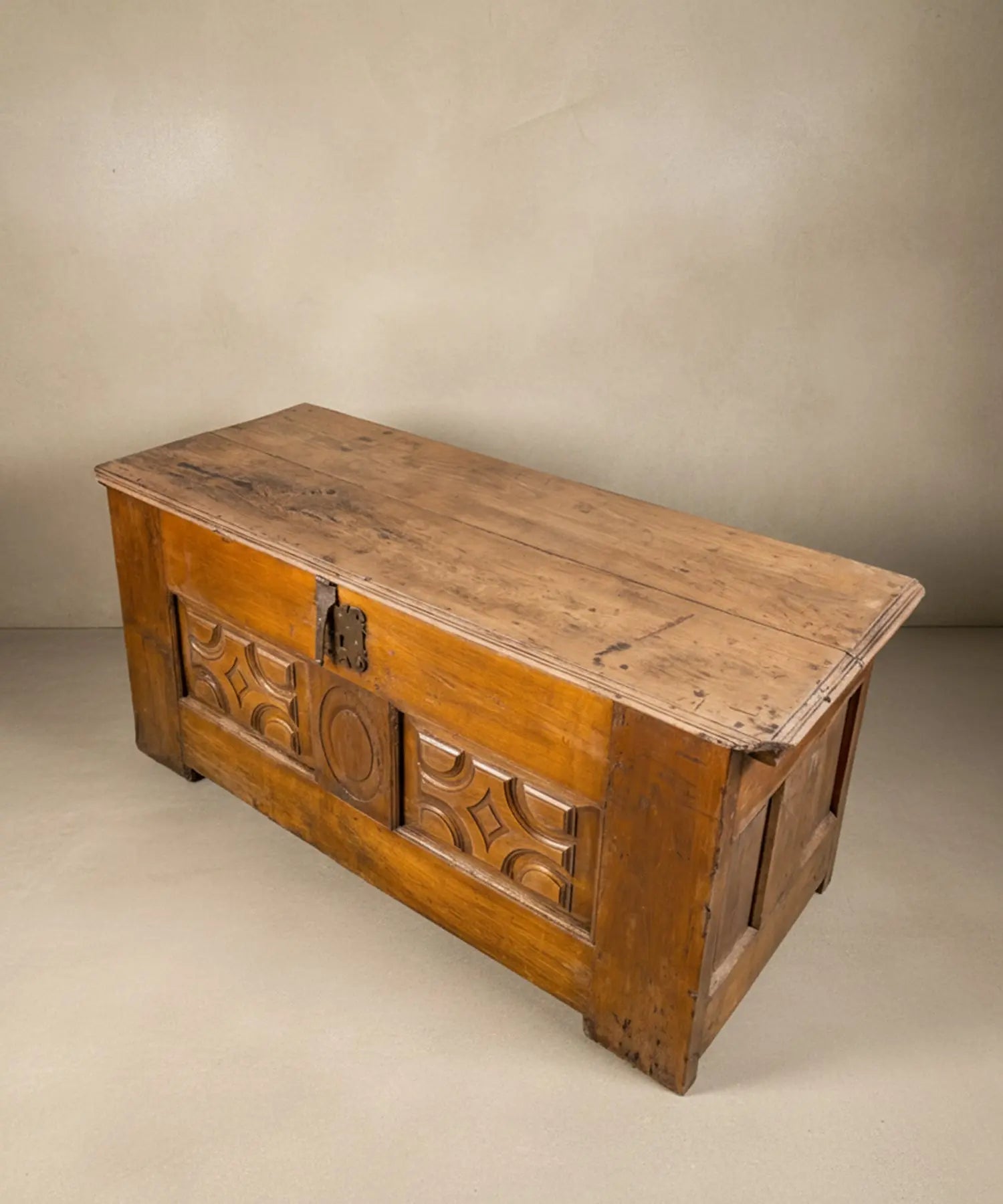 Spanish chest from the 18th century, made of carved wood