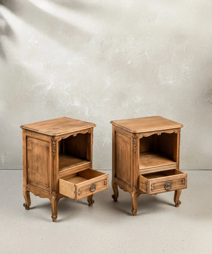 Detalle de los cajones abiertos con tiradores de bronce y el nicho superior de las mesitas vintage.