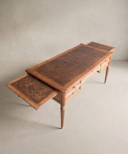 Vista superior escritorio Luis XVI con tablero de piel en tres paños y tablillas — Antique Arte y Decoración