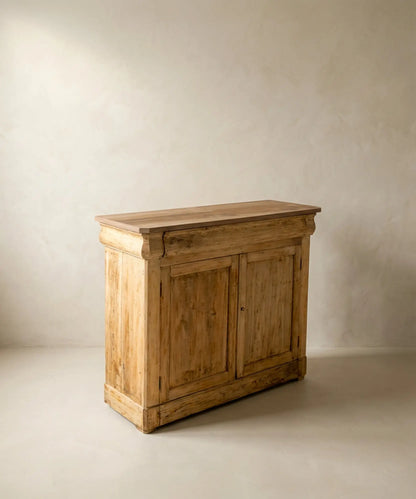 Buffet rústico del siglo XIX en madera natural mostrando la veta lateral y la encimera.