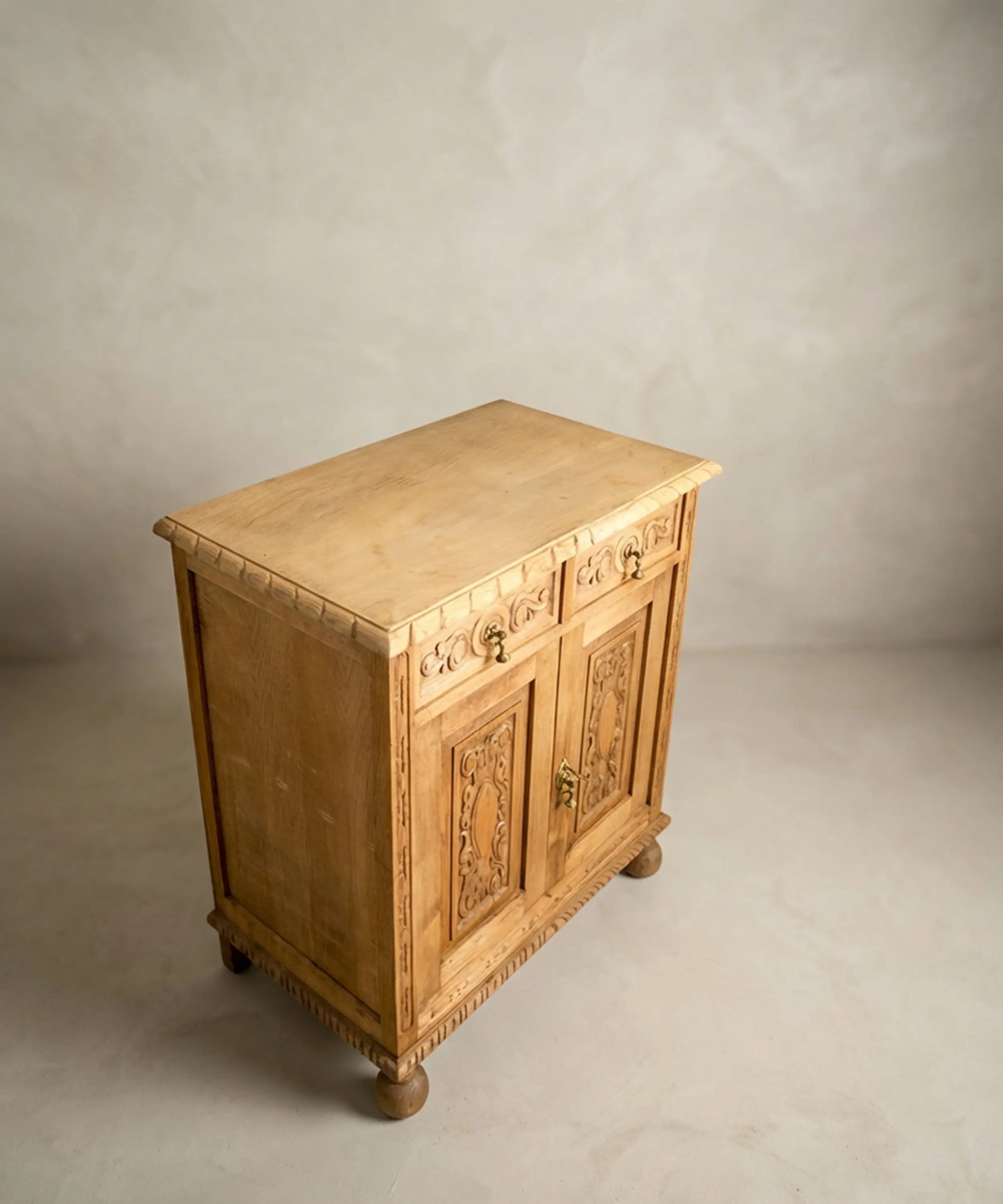 Aparador auxiliar en madera lavada con tallas