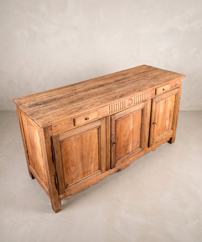 Vista superior aparador antiguo con tapa de castaño lavado en tablas — Antique Arte y Decoración