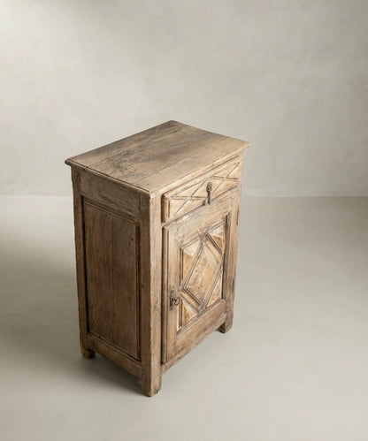 Pequeño Aparador Antiguo Rústico en Madera Lavada con Tallas de Punta de Diamante