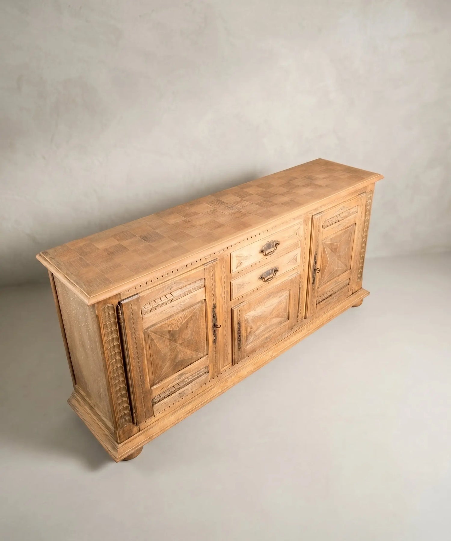 Aparador roble macizo natural vista cenital tablero parquet damero talla continua — Antique Arte y Decoración