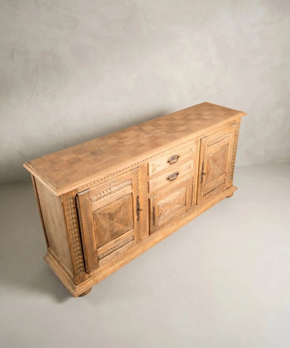 Aparador roble macizo natural vista cenital tablero parquet damero talla continua — Antique Arte y Decoración