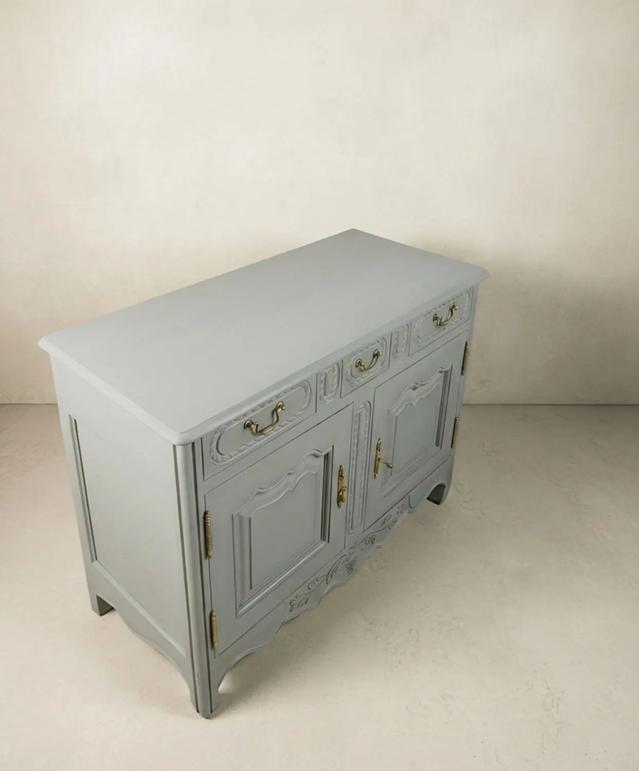 Aparador de estilo provenzal con herrajes de latón