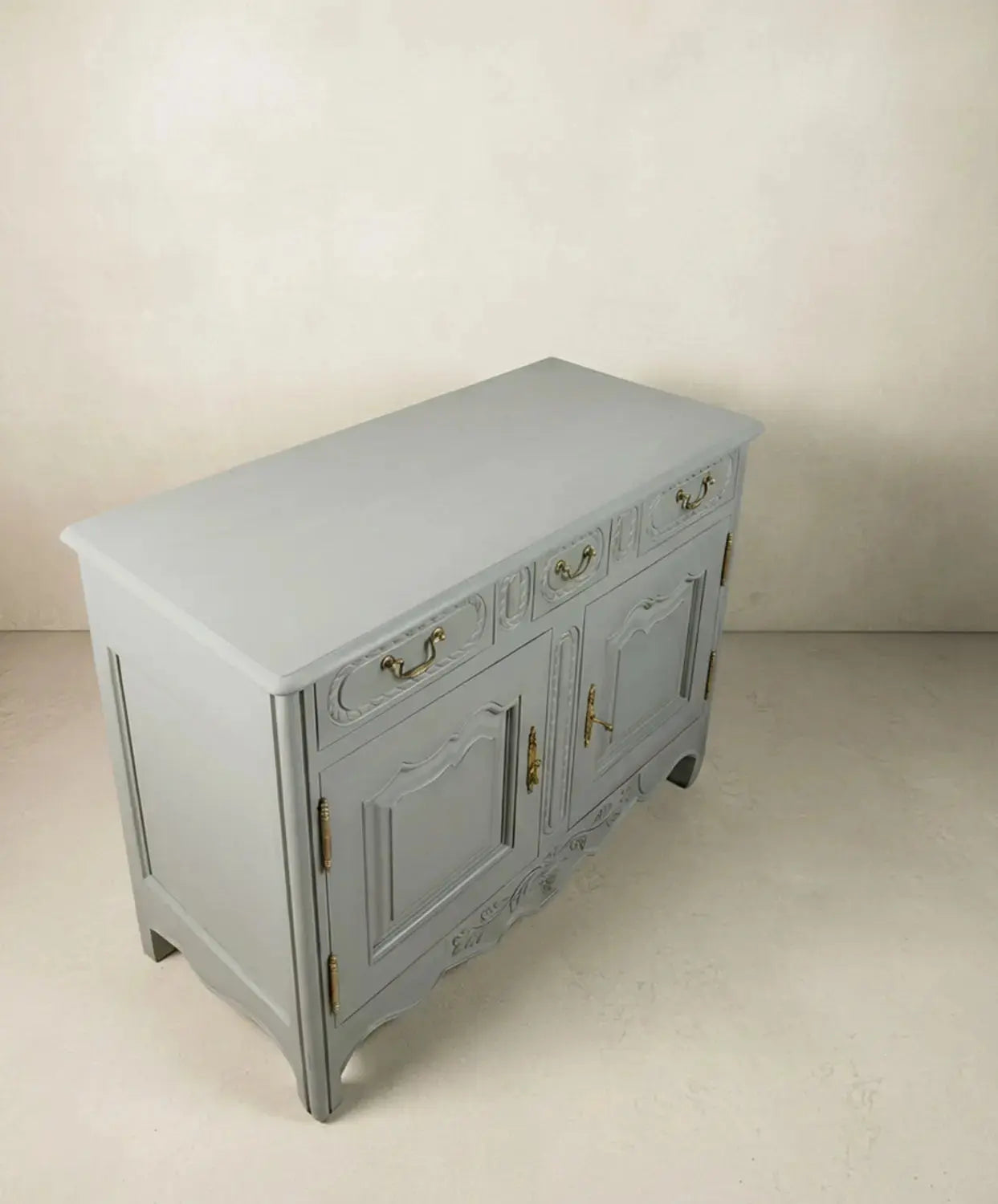 Aparador de estilo provenzal con herrajes de latón Antique arte y decoracion