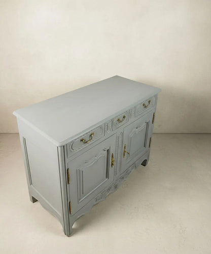 Aparador de estilo provenzal con herrajes de latón