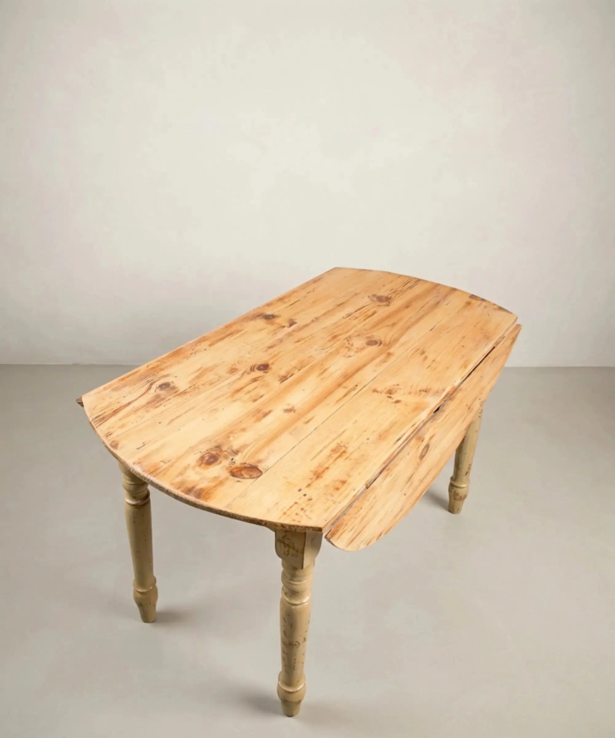 Primer plano de tablero de madera de pino restaurado mostrando nudos naturales en mesa rústica.