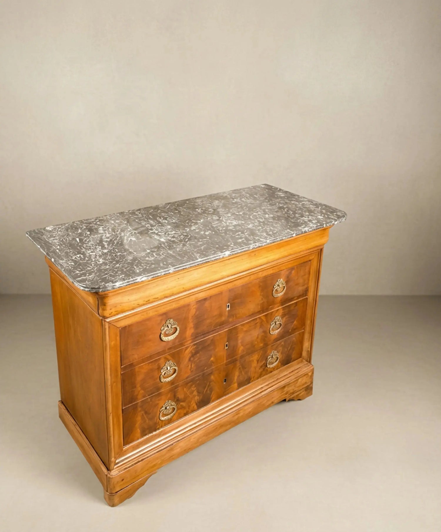 Cómoda antigua de estilo Luis Felipe con tapa de mármol gris (S. XIX) Antique arte y decoracion