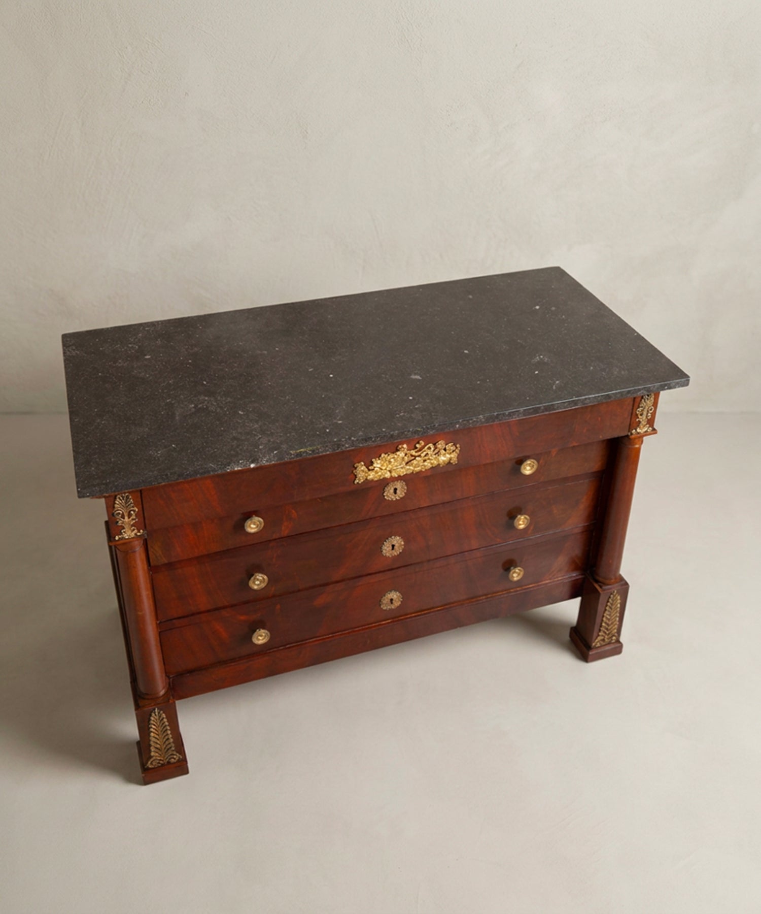 Vista superior tapa de mármol negro original de la cómoda Imperio — Antique Arte y Decoración