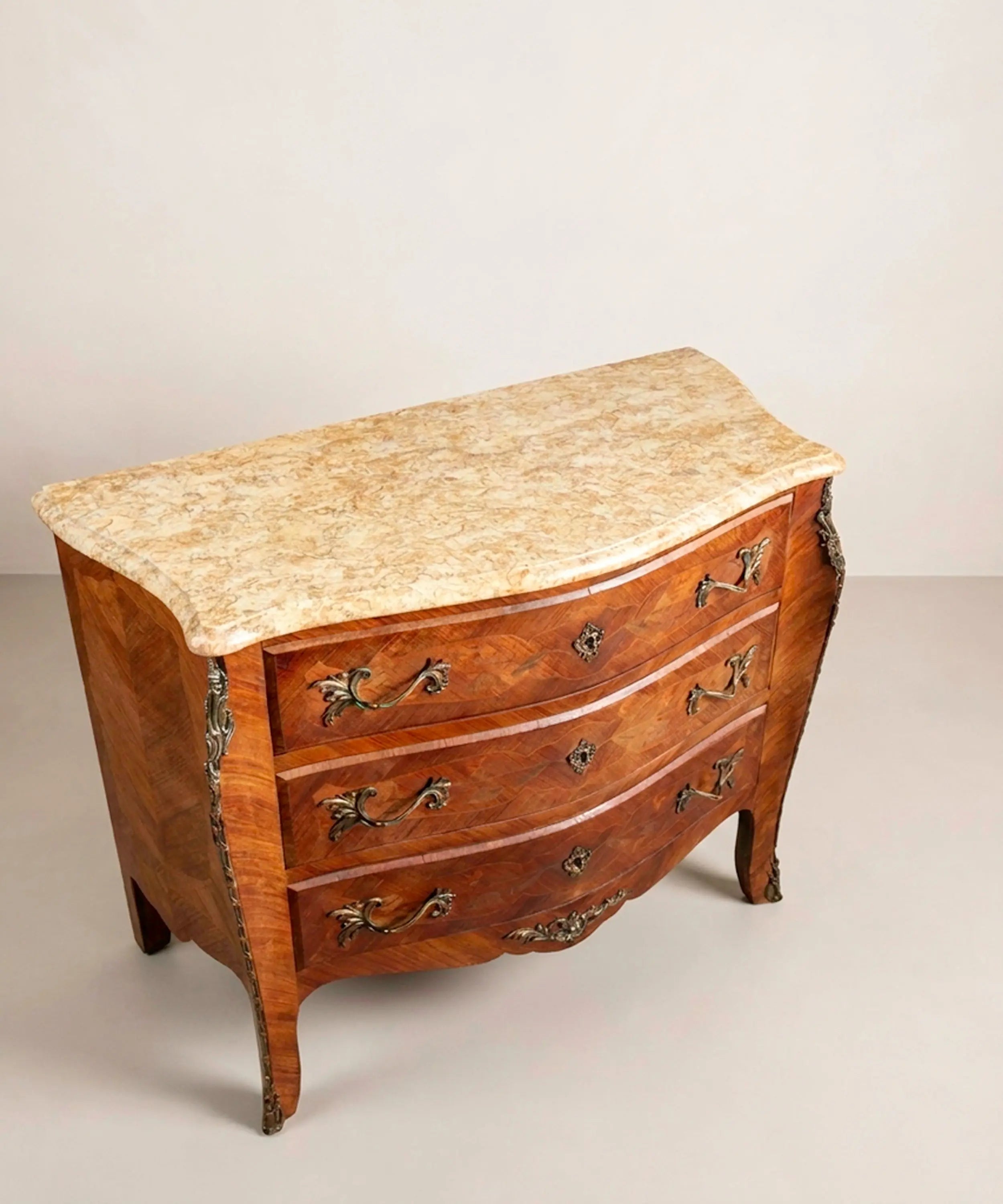 Cómoda bombé de estilo Luis XV con marquetería floral y tapa de mármol