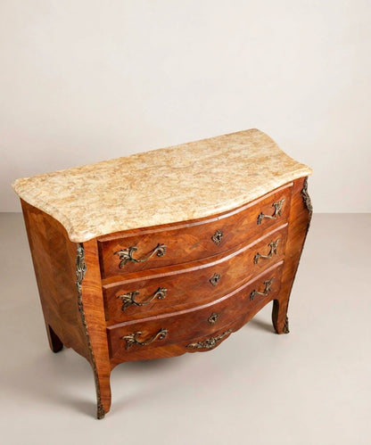 Cómoda bombé de estilo Luis XV con marquetería floral y tapa de mármol