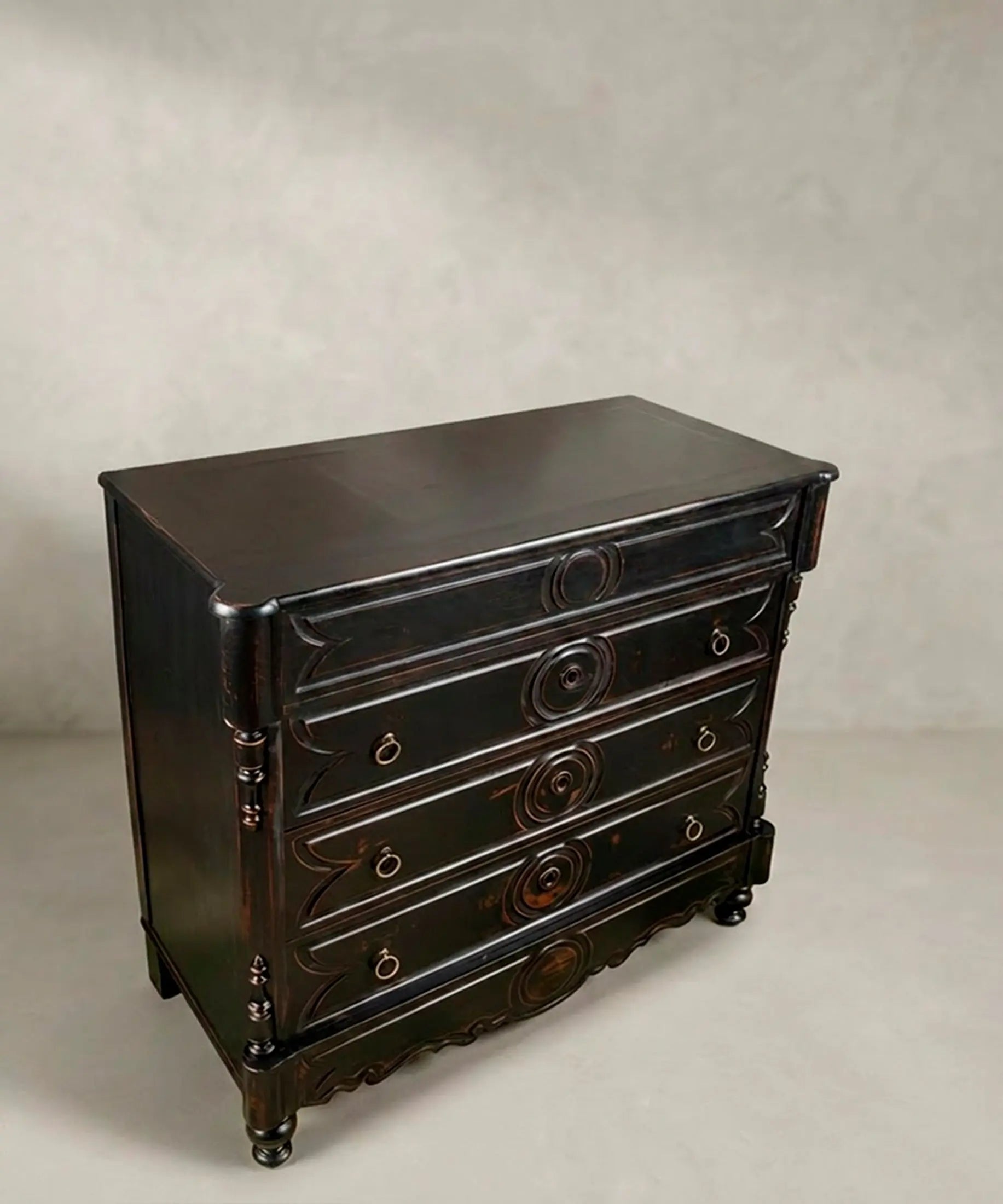 Vista superior cómoda antigua negra decapé de madera maciza — Antique Arte y Decoración