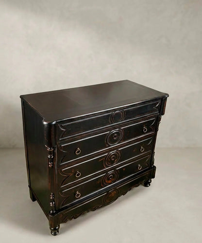 Vista superior cómoda antigua negra decapé de madera maciza — Antique Arte y Decoración