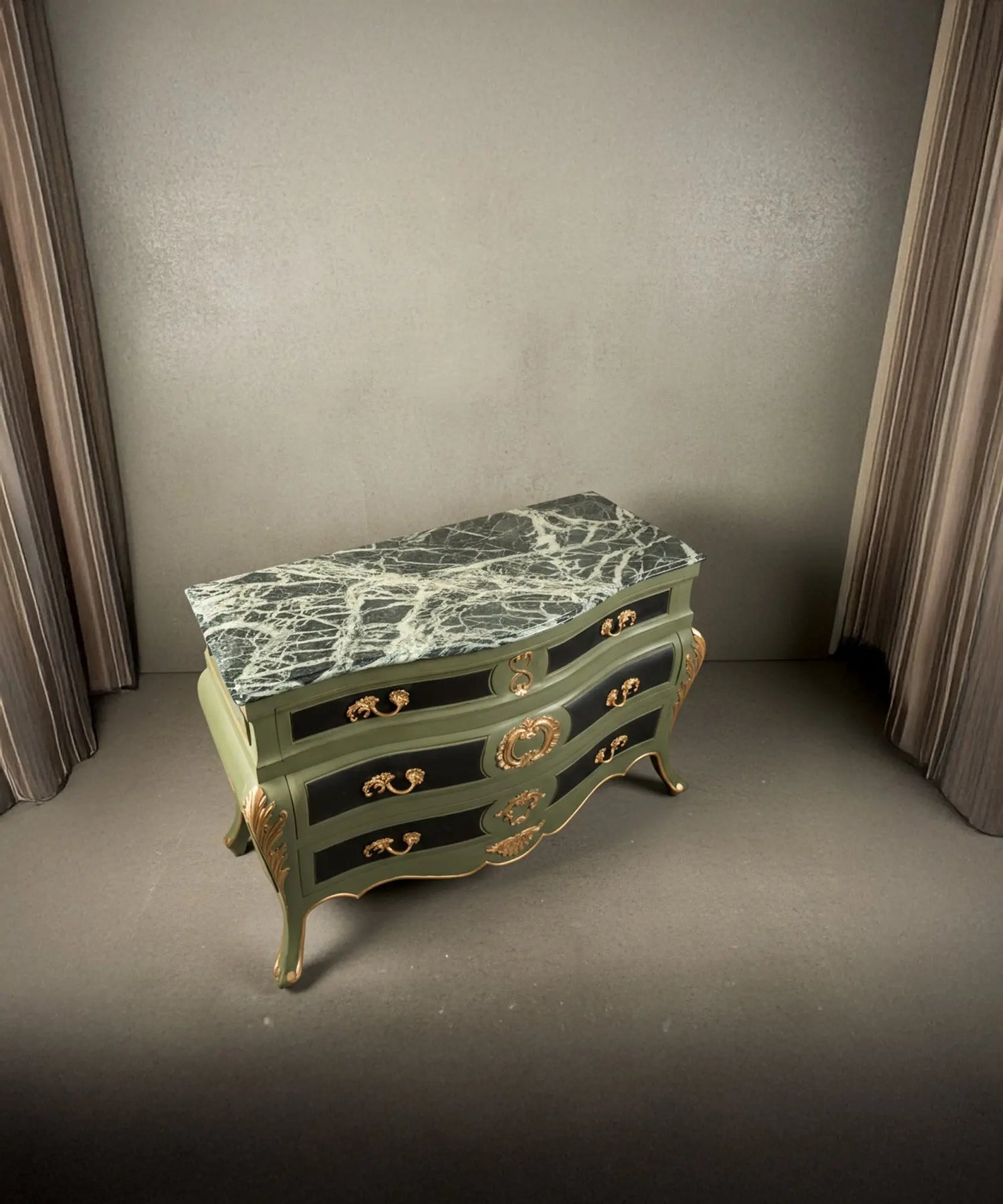 Vista lateral de la silueta curva "bombe" y los apliques de bronce en las esquinas.
