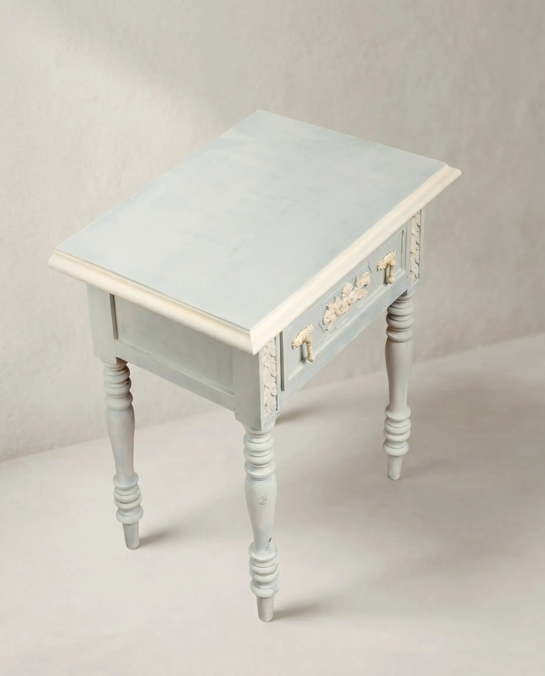 Mesita noche azul grisáceo celadón crema vista cenital cajón talla floral tiradores — Antique Arte y Decoración