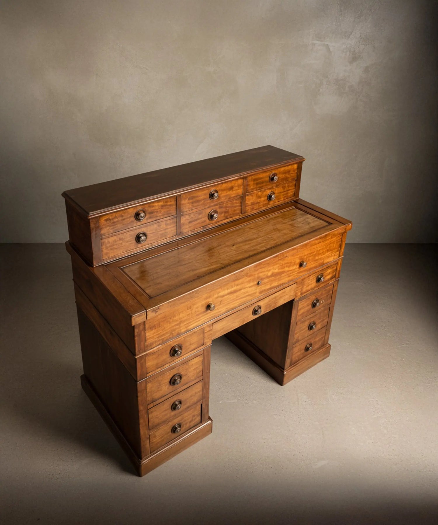 Gran escritorio antiguo de doble pedestal en nogal con gradilla y tapa extensible