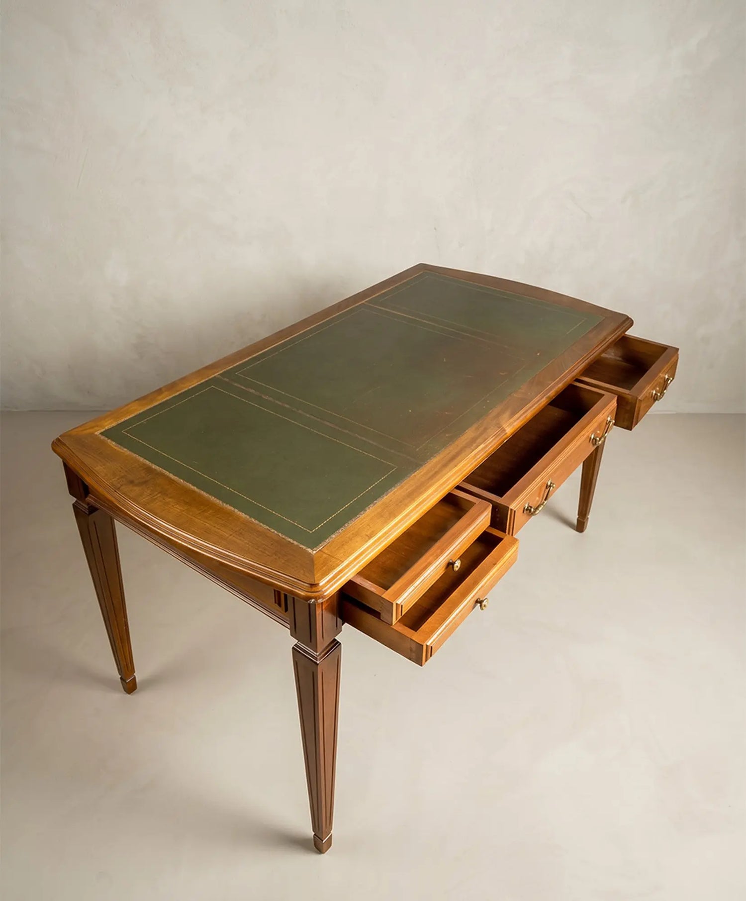 Escritorio de centro vintage en madera de nogal y cuero verde (Estilo Directorio / Luis XVI)