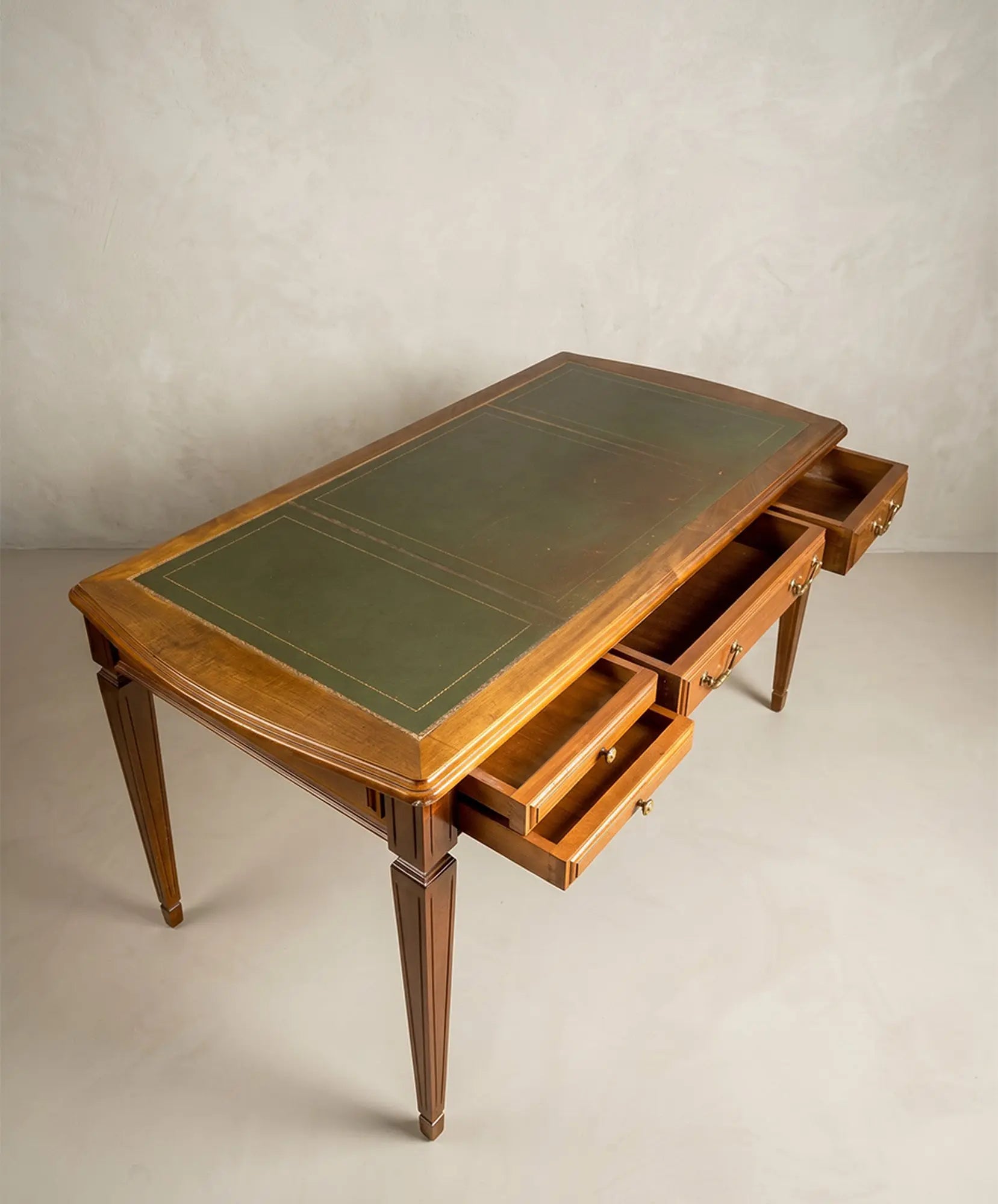 Escritorio de centro vintage en madera de nogal y cuero verde (Estilo Directorio / Luis XVI)