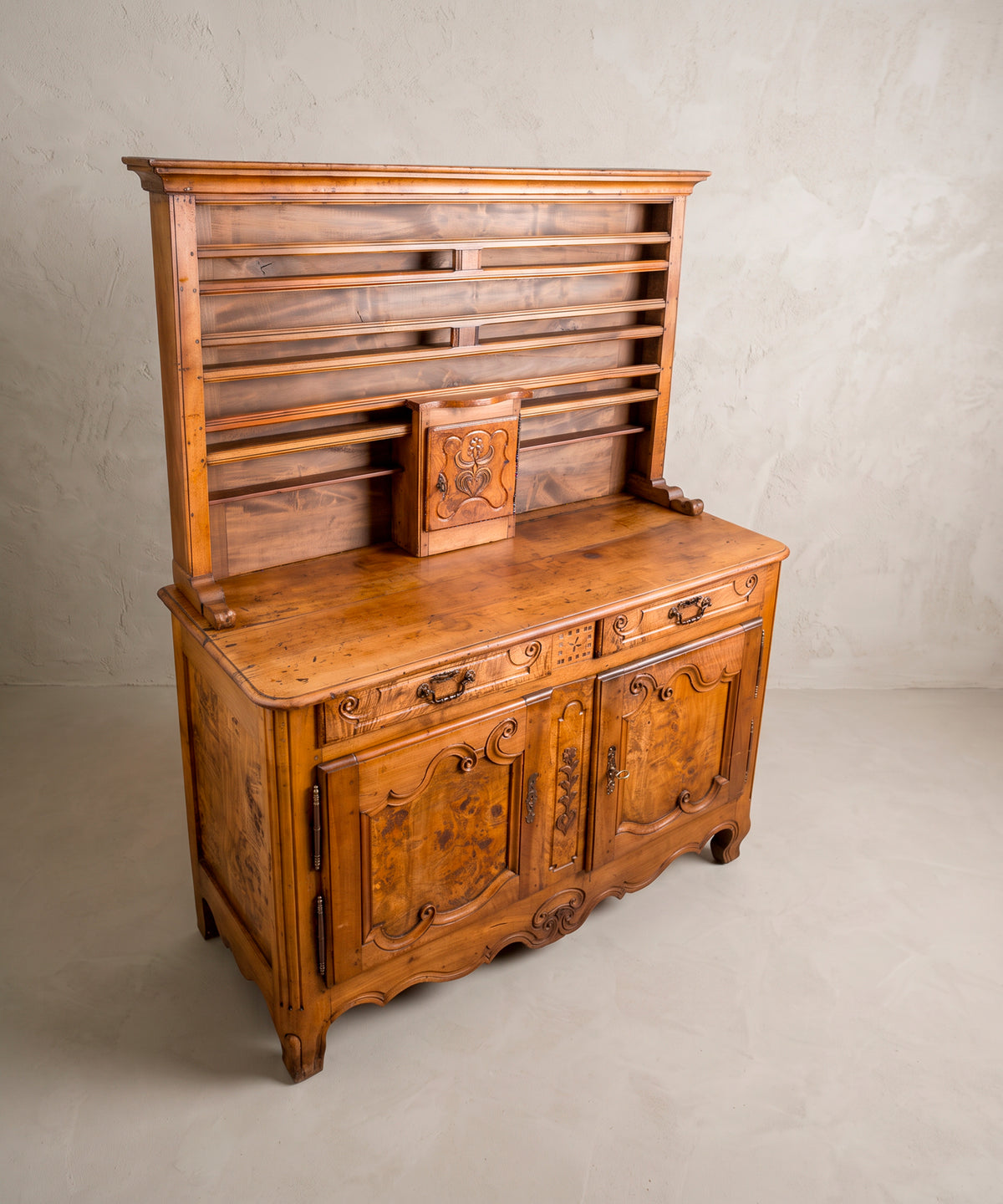 Vista superior aparador antiguo, tapa con marcas de uso y especiero tallado — Antique Arte y Decoración