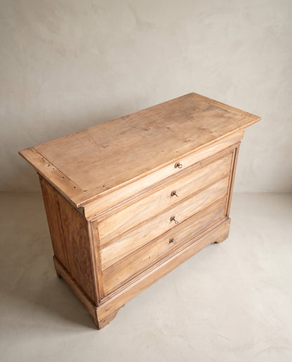 Vista superior cómoda de nogal lavado con tapa enmarcada y clavijas — Antique Arte y Decoración