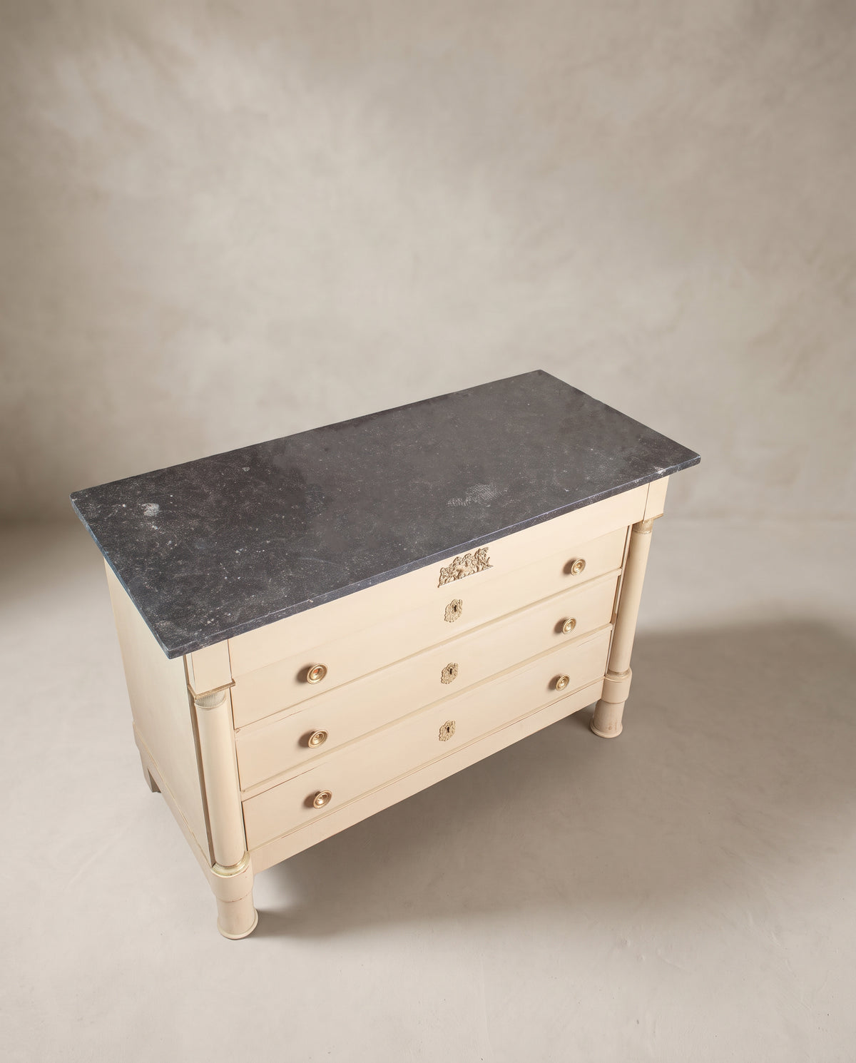 Vista superior cómoda Imperio con tapa de mármol gris oscuro de una pieza — Antique Arte y Decoración