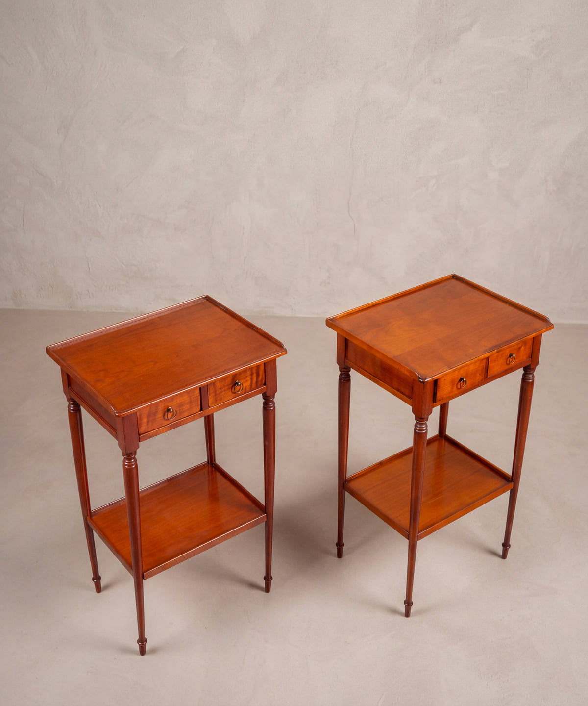 Vista superior pareja de mesitas auxiliares con tapa con reborde y tiradores de latón — Antique Arte y Decoración