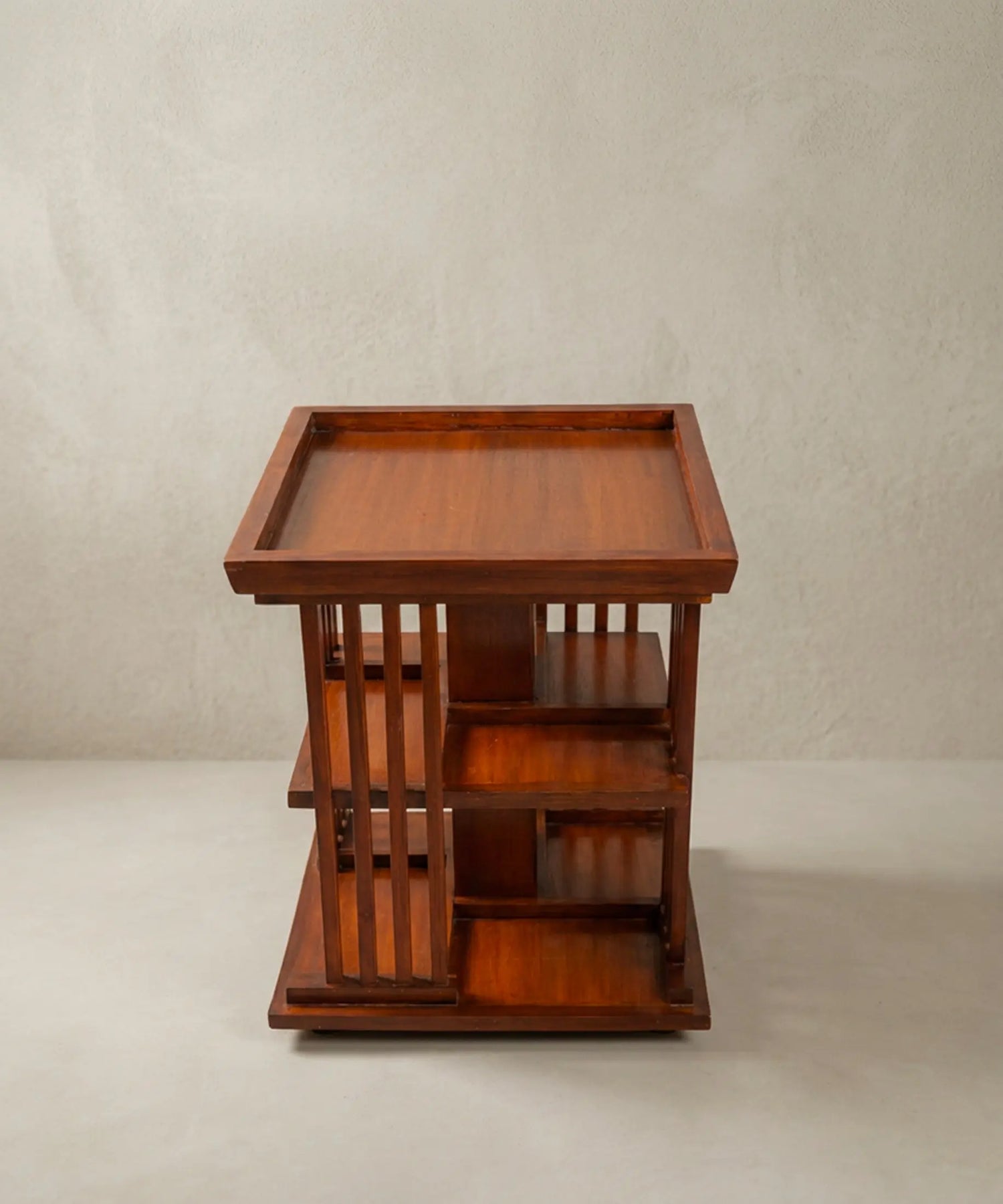 Detalle bandeja superior con galería perimetral en madera maciza — Antique Arte y Decoración