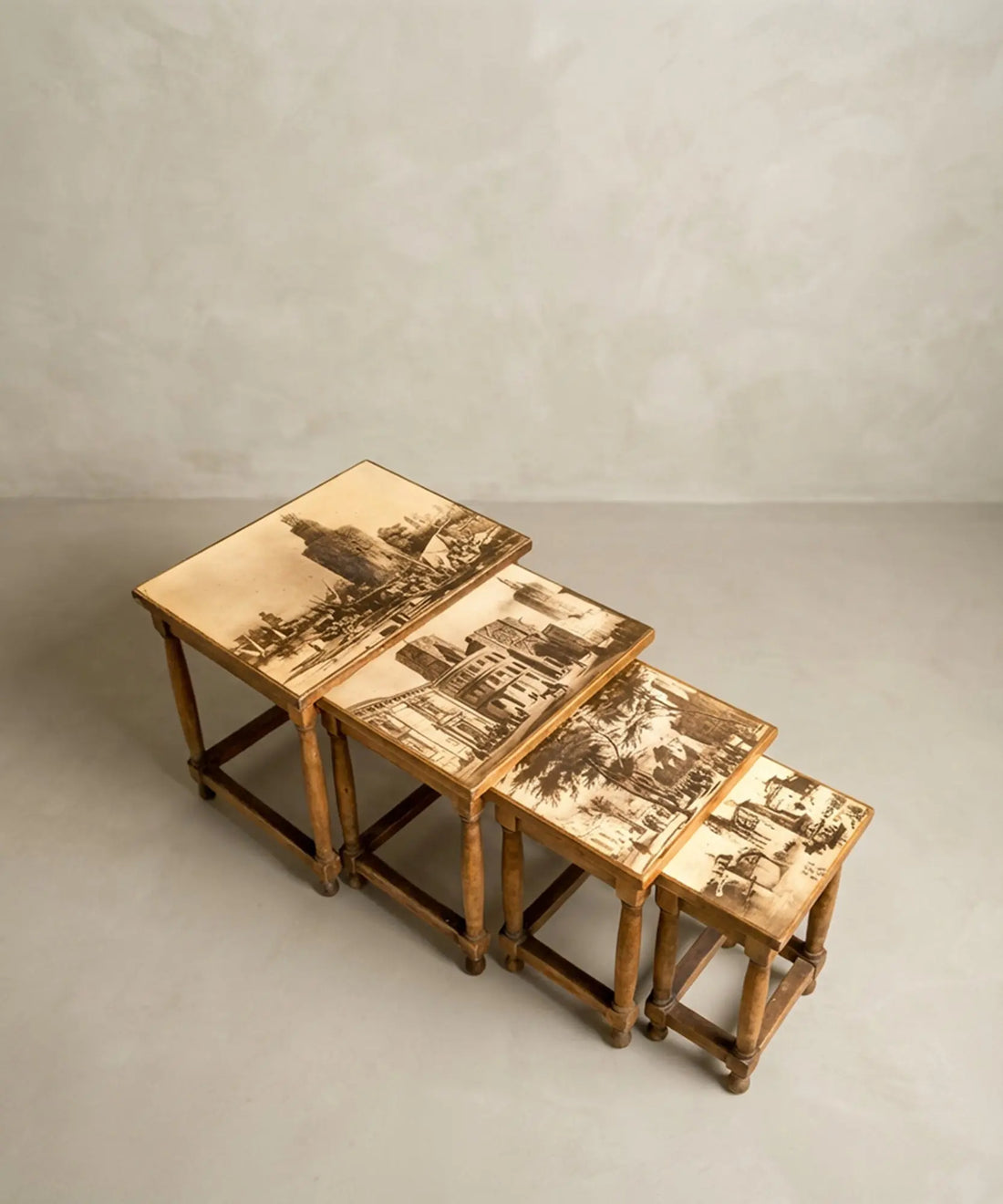 Conjunto de cuatro mesas nido extendidas mostrando la secuencia de grabados de Sevilla en degradado de tamaño.