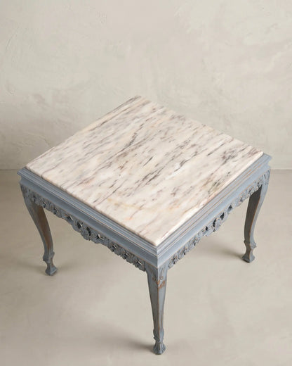 Vista superior de la mesa auxiliar con sobre de mármol blanco veteado en rosa y gris — Antique Arte y Decoración