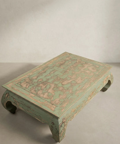 Tablero rectangular de mesa de centro con marco perimetral y pintura muy desgastada.