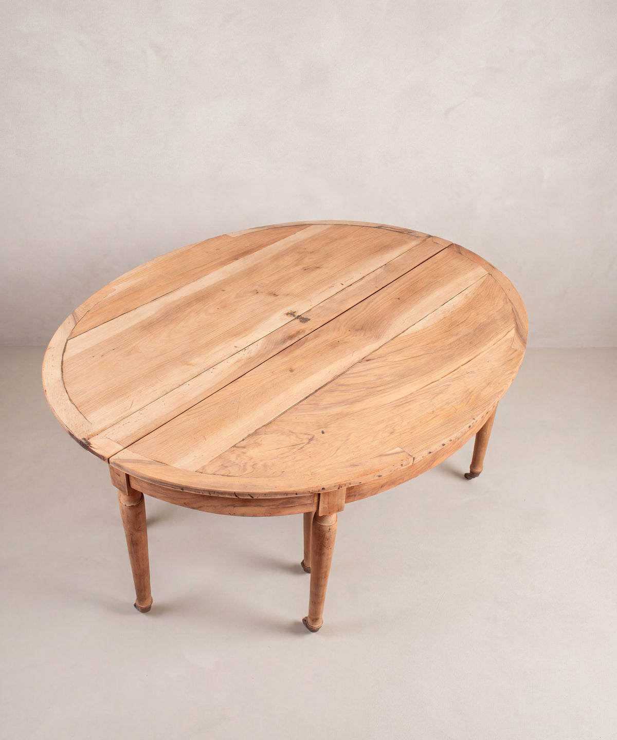 Vista superior mesa de comedor extendida nogal y pino con dos alargaderas — Antique Arte y Decoración