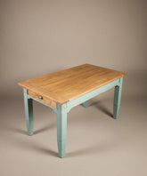 Vista superior en picado de mesa rústica azul mostrando la superficie de madera