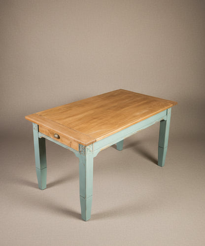 Vista superior en picado de mesa rústica azul mostrando la superficie de madera