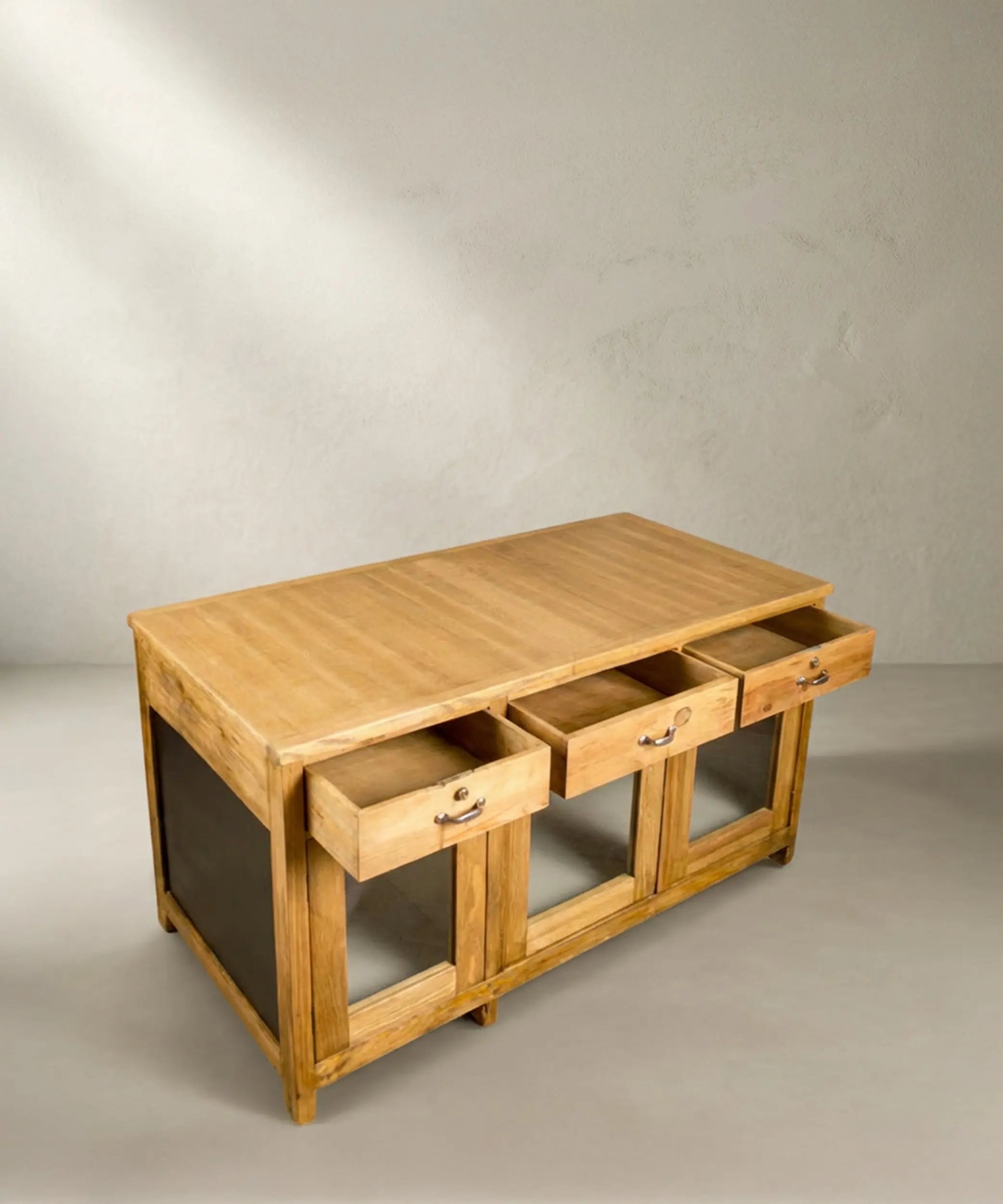 Vista superior de encimera de madera maciza natural y cajones con tiradores de concha en mostrador antiguo.
