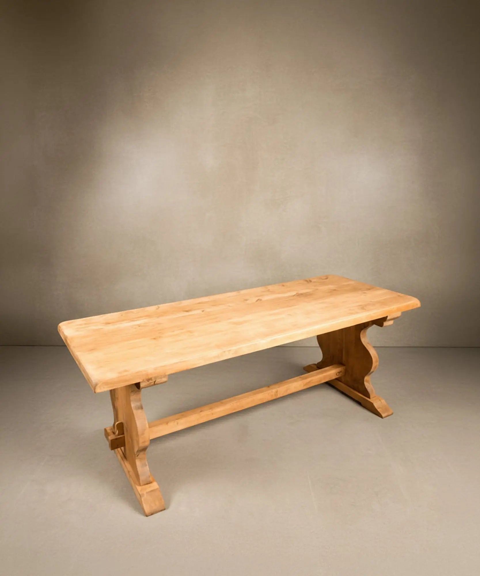 Vista superior del tablero de madera maciza resaltando las vetas naturales y la textura orgánica de la pieza.