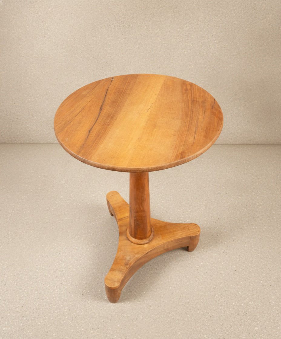 Vista superior velador de nogal, tablero redondo con veta abierta — Antique Arte y Decoración